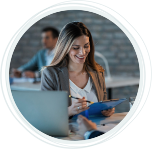 femme souriante au bureau