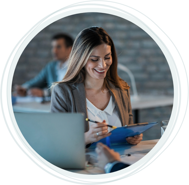 femme souriante au bureau